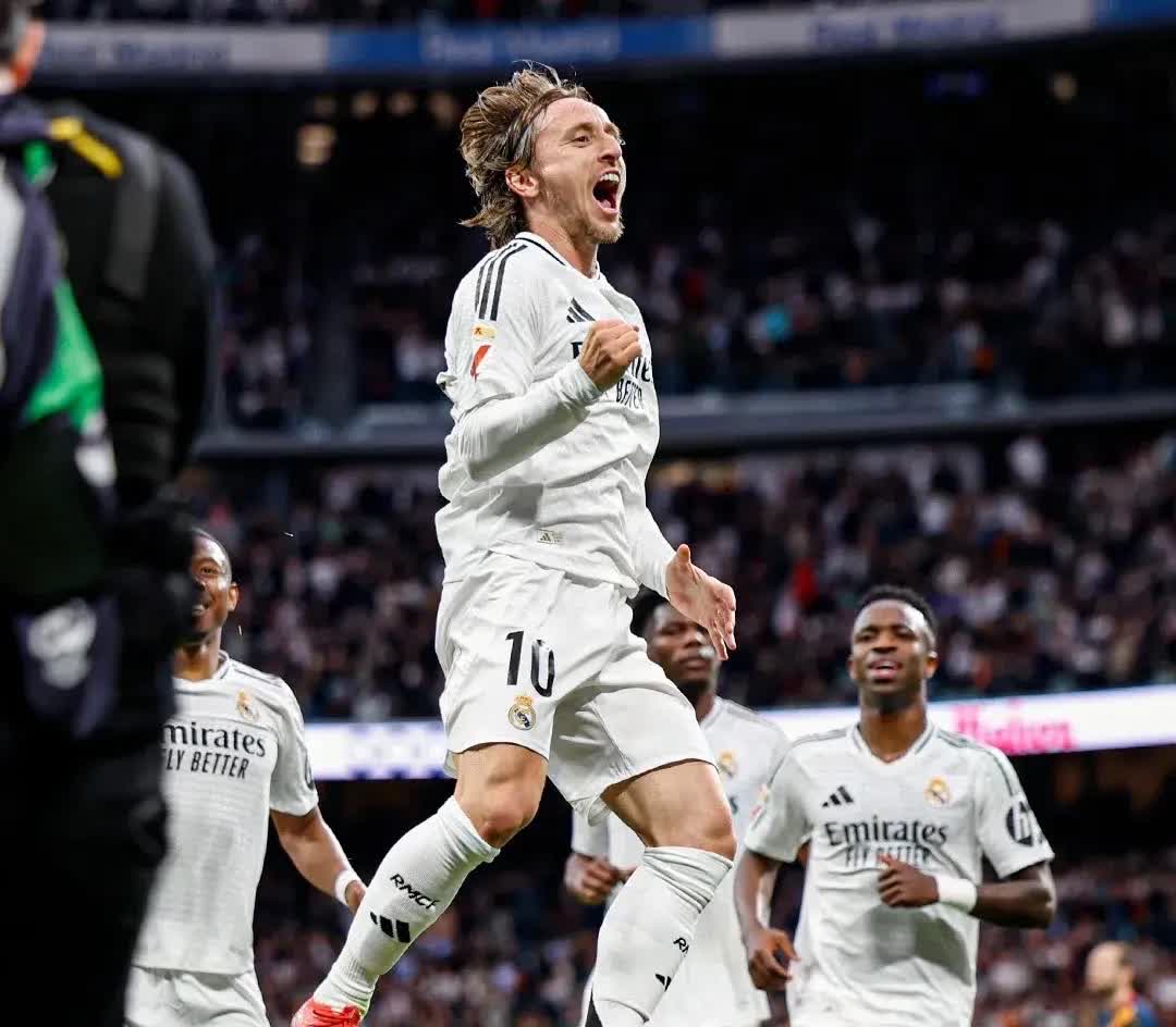 包含德布劳内重返赛场，夺冠首场状态出色，巴黎圣日耳曼观众沸腾！的词条