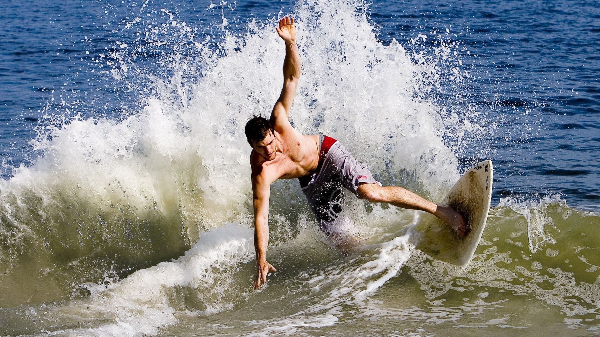 败北引发热议!,姆巴佩在德国队比赛中夺冠赛场气氛高涨